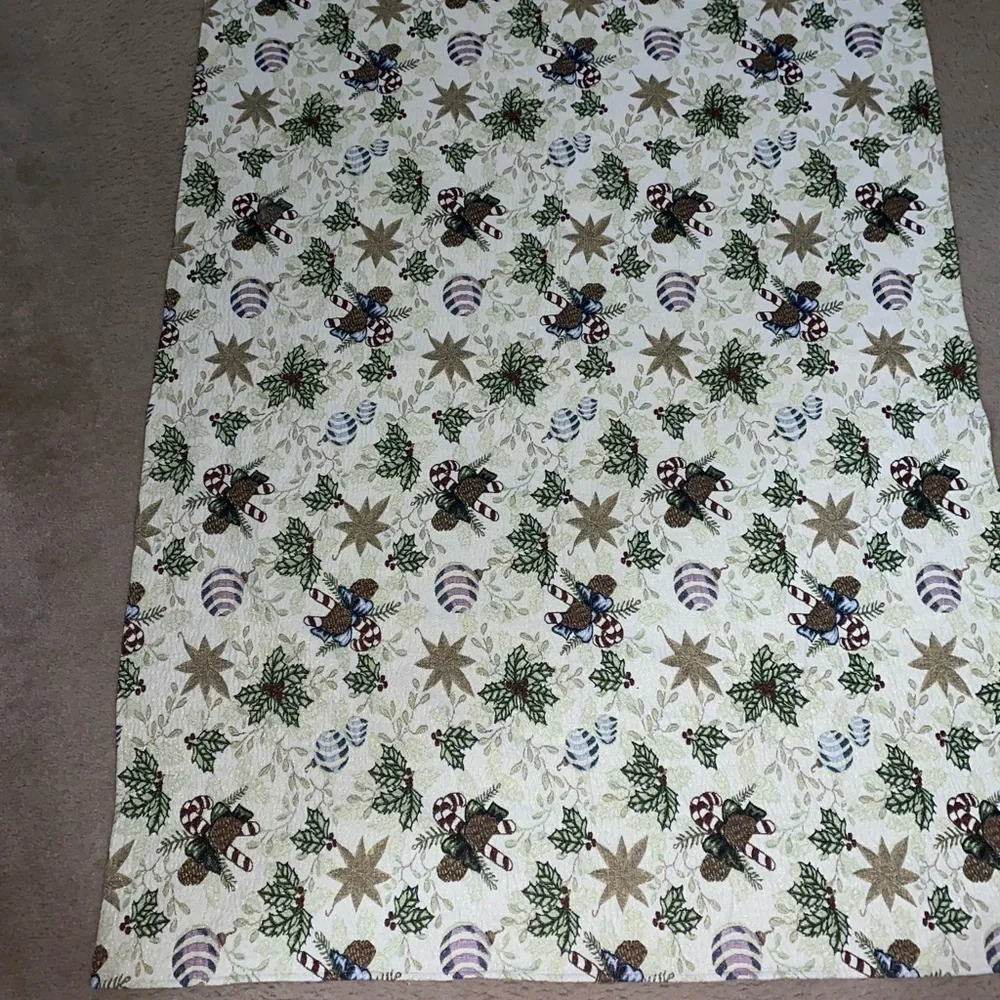 Vintage Christmas Matelassé Holly Leaves & Berries Holiday Table Cloth 63.6”L